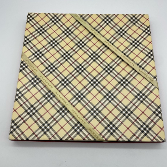 Burberry Gift set of Handkerchief and Face towel - Picture 2 of 2